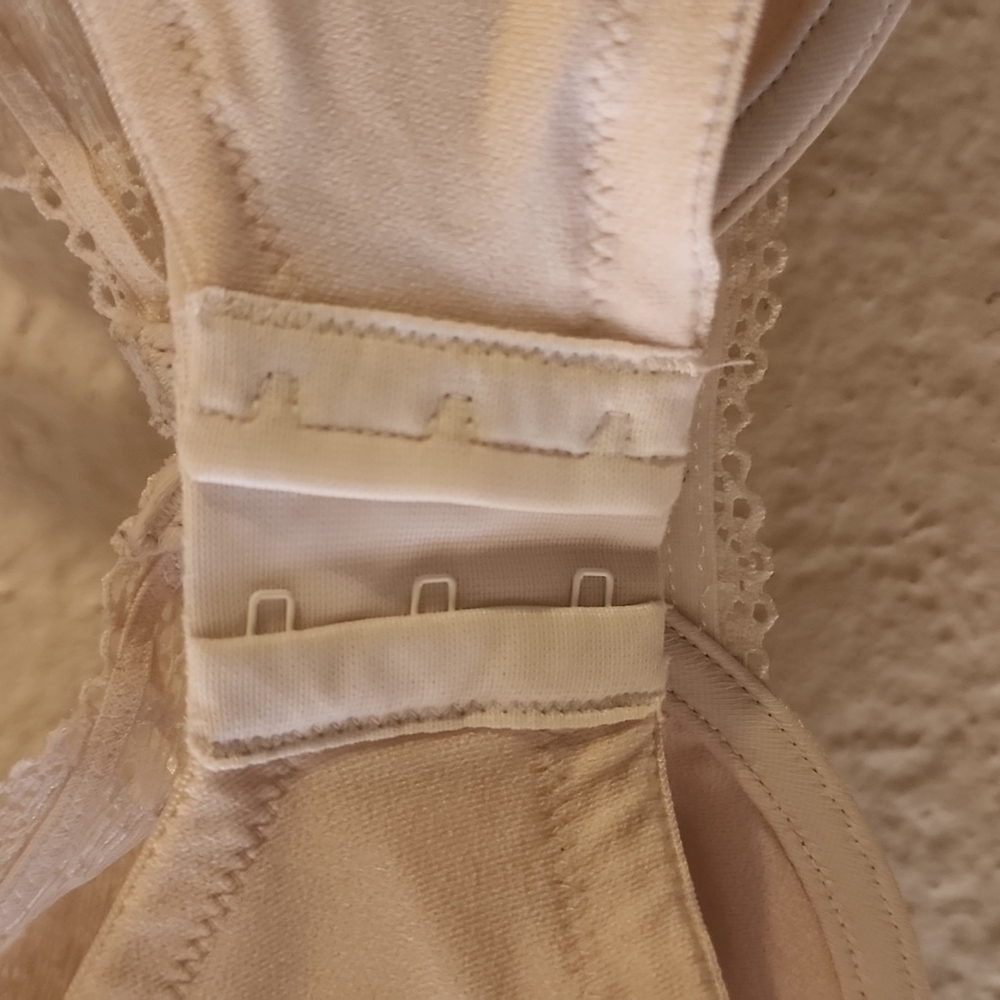 Vanity Fair Style 75-038 Ivory underwire bra - Picture 6 of 7